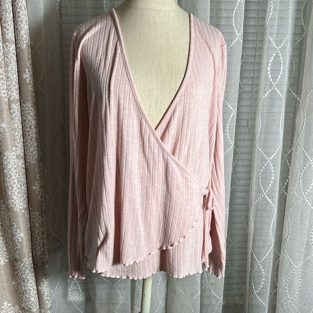 Rebellious One faux wrap top size 1x 🌸